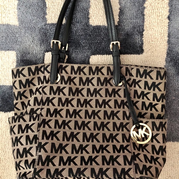 Like New Michael Kors Tote - Picture 1 of 3